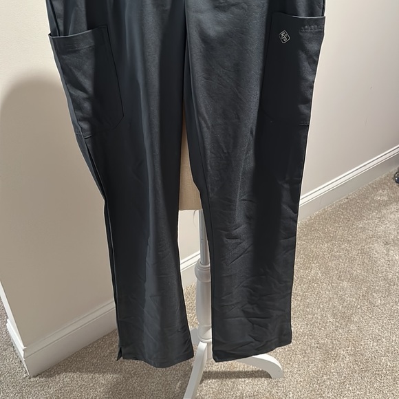 Woman’s Pewter scrub bottoms - Picture 2 of 6